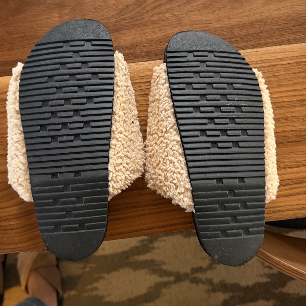 ROAM Faux Fur Slides - Picture 2 of 2